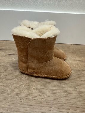 Ugg Caden 4/5 Baby Shearling Lined Suede Baby Booties — Camel chestnut brown tan